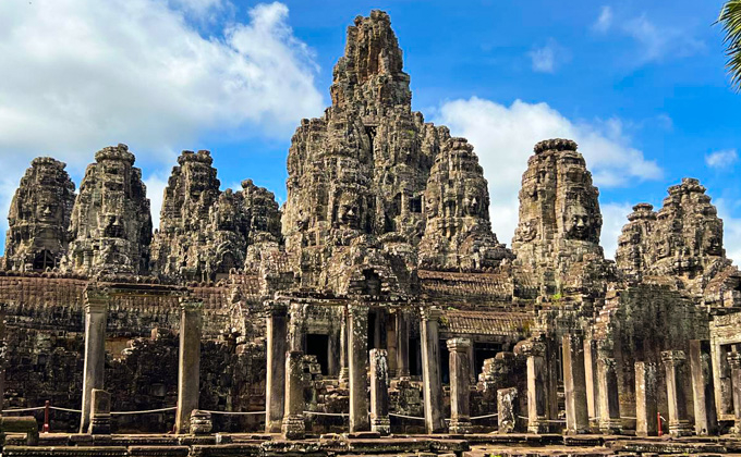 Angkor Thom, La majestueuse cité royale, gardienne de l'histoire khmère. Bayon : Le sourire énigmatique qui veille sur l'éternité.